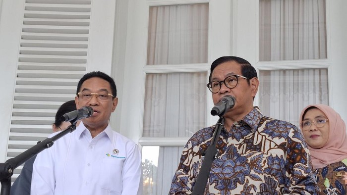 Wamenkes Benjamin Paulus Octavianus (kiri) bersama Gubernur DKI Jakarta Pramono Anung (Belia/detikcom)