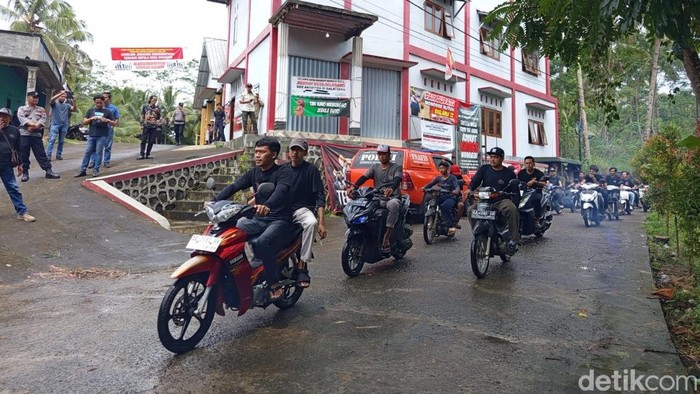 Warga bermotor sambangi Musrenbangdes di Aula Desa Wonogiri, Kecamatan Kajoran, Kabupaten Magelang, Kamis (13/11/2025).