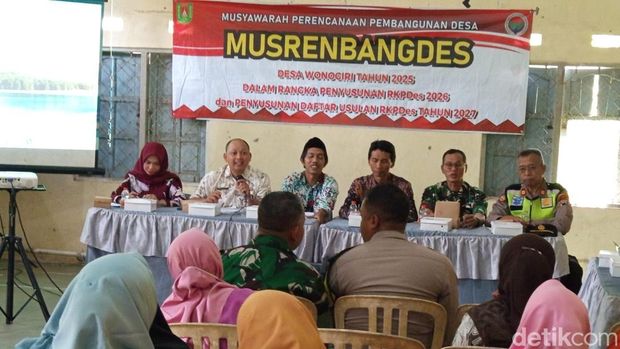 Warga bermotor sambangi Musrenbangdes di Aula Desa Wonogiri, Kecamatan Kajoran, Kabupaten Magelang, Kamis (13/11/2025).