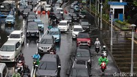 Lalu-lintas Jl Sudirman arah Senayan juga terpantau macet saat hujan deras. Beberapa faktor utama yang berperan pada dinamika cuaca periode ini antara lain Siklon Tropis FUNG-WONG, aktivitas Madden–Julian Oscillation (MJO), serta gelombang atmosfer Kelvin dan Rossby Ekuator yang diprediksi masih aktif di wilayah Indonesia hingga pertengahan November 2025.
