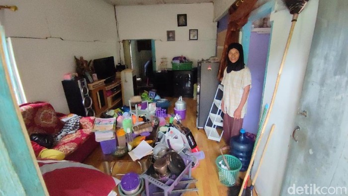 Yuyun warga terdampak pergerakan tanah di Desa Payungagung Panumbangan Ciamis sedang bersiap untuk pindah karena rumahnya rusak.