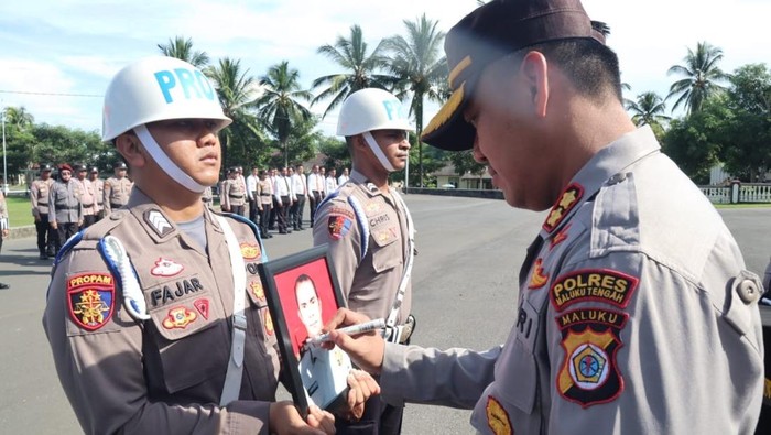 Kapolres Maluku Tengah, AKBP Hardi M memberikan garis silang di foto Iptu Jacob Micel Soplantil sebagai saksi PTDH.