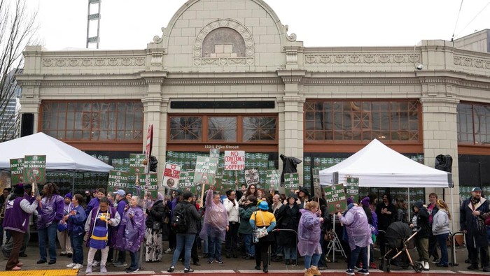 Baristas and supporters rally at a shuttered Starbucks Reserve Roastery location, as Starbucks employees participate in an open-ended strike as part of a nationwide push for improved wages and benefits, in Seattle, Washington, U.S., November 13, 2025. REUTERS/David Ryder