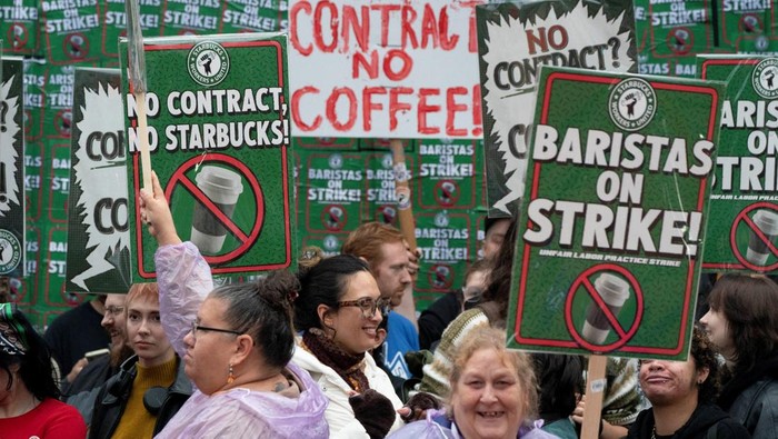 Baristas and supporters rally at a shuttered Starbucks Reserve Roastery location, as Starbucks employees participate in an open-ended strike as part of a nationwide push for improved wages and benefits, in Seattle, Washington, U.S., November 13, 2025.  REUTERS/David Ryder