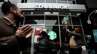 Gerai-gerai di berbagai kota, termasuk Seattle, New York, Philadelphia, Dallas, Austin, dan Portland, akan bergabung dalam aksi mogok kerja ini, ungkap serikat pekerja yang mewakili sekitar 9.500 pekerja, atau 4% dari total tenaga kerja kafenya menurut Starbucks, dengan beberapa gerai sudah tutup untuk hari itu. Foto: REUTERS/Eduardo Munoz