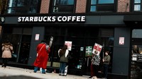 Starbucks menyatakan bahwa mereka membayar upah rata-rata $19 per jam dan menawarkan tunjangan kepada karyawan yang bekerja setidaknya 20 jam seminggu, termasuk tunjangan kesehatan, cuti orang tua, dan biaya kuliah daring di Arizona State University. Serikat pekerja menyatakan bahwa upah awal adalah $15,25 per jam di sekitar 33 negara bagian, dan rata-rata barista bekerja kurang dari 20 jam per minggu. Foto: REUTERS/Eduardo Munoz