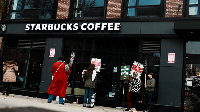 Starbucks employees participate in an open-ended strike, as part of a nationwide push for improved wages and benefits, in New York City, U.S., November 13, 2025. REUTERS/Eduardo Munoz