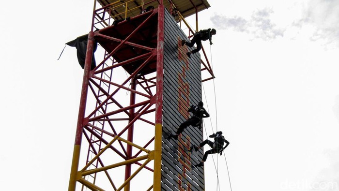 Aksi taktis dalam peragaan Srikandi Brimob Challenge saat HUT ke-80 Brimob