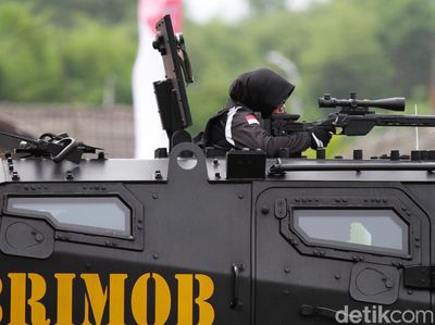Polwan Jatim Unjuk Aksi Taktis di Brimob Challenge
