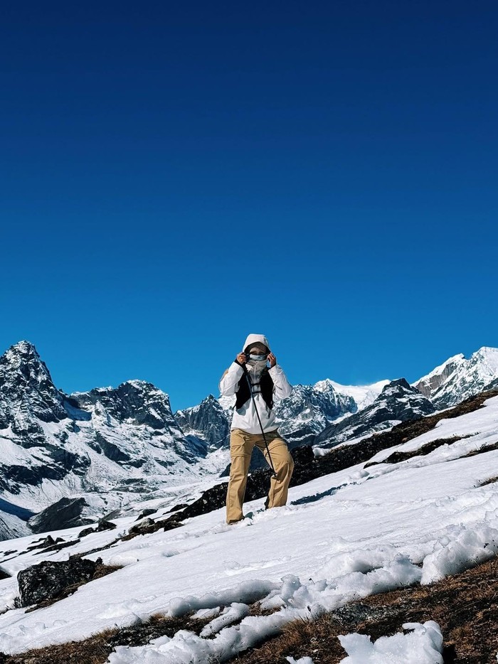 Angela Gilsha mendaki ke Everest Base Camp.
