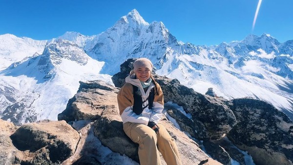 Potret Angela Gilsha Capai Everest Base Camp, Hadiah Buat Diri Sendiri