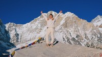 Angela Gilsha memberikan hadiah untuk dirinya sendiri. Dia mendaki ke Everest Base Camp di ketinggian 5.364 MASL atau MDPL. Foto: Instagram @angelagilsha