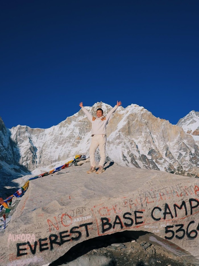 Angela Gilsha mendaki ke Everest Base Camp.