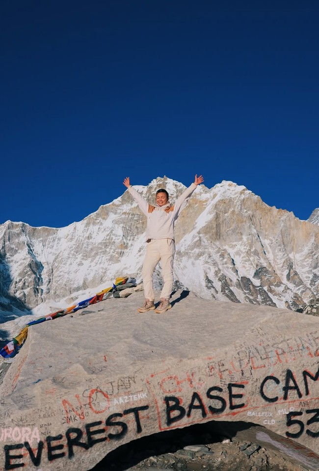 Melalui akun Instagram pribadinya Angela Gilsha membagikan foto-fotonya yang berhasil sampai di Everest Base Camp. Sebagai informasi, Everest Base Camp atau Kamp Pangkalan Everest merupakan pangkalan dasar yang ada di Gunung Everest. Hanya ada 2 pangkalan yang berada di Nepal (South Base Camp) pada ketinggian 5.364 meter dan yang berada di Tibet (North Base Camp) dengan ketinggian 5.150 meter. Foto: Instagram/@angelagilsha