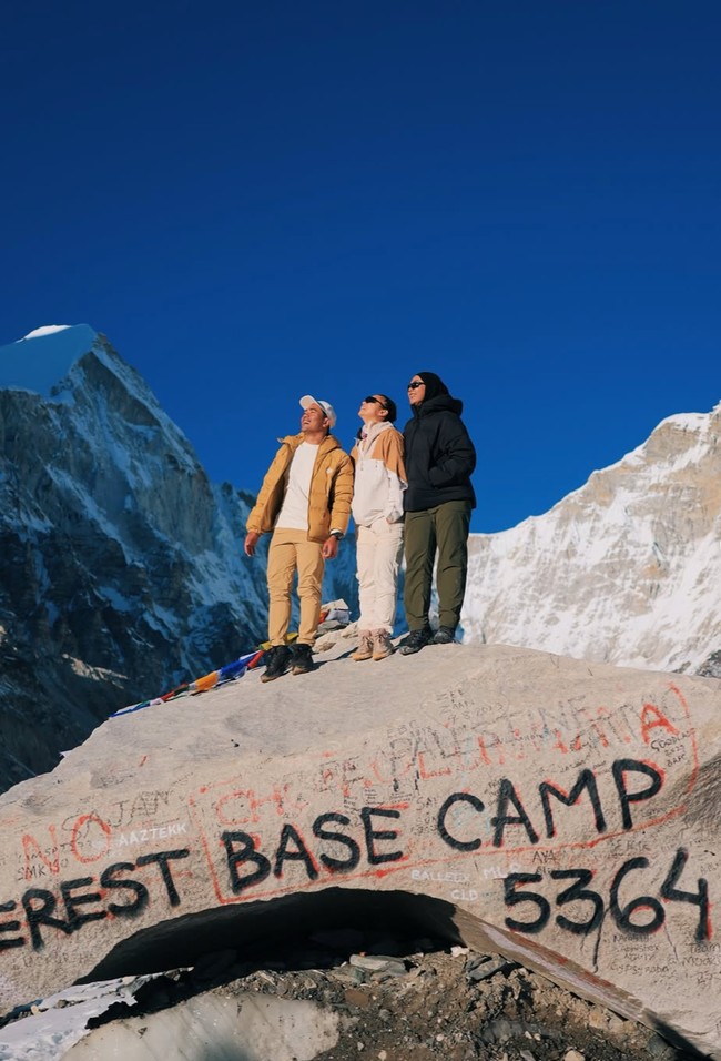 Di keterangan unggahannya Angela mengatakan bahwa dirinya berhasil berjalan ratusan kilometer melewati jalur pegunungan Himalaya. Base Camp Everest 5.364 mdpl, setelah berjalan lebih dari seratus kilometer melalui jantung pegunungan Himalaya, tulisnya dalam bahasa Inggris. Foto: Instagram/@angelagilsha