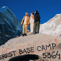 Di keterangan unggahannya Angela mengatakan bahwa dirinya berhasil berjalan ratusan kilometer melewati jalur pegunungan Himalaya. Base Camp Everest 5.364 mdpl, setelah berjalan lebih dari seratus kilometer melalui jantung pegunungan Himalaya, tulisnya dalam bahasa Inggris. Foto: Instagram/@angelagilsha