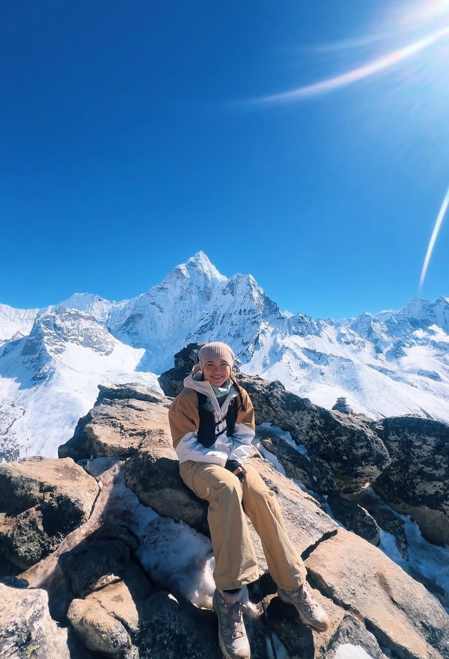Angela menceritakan bahwa perjalannya mendaki Gunung Everest itu tidaklah mudah. Salah satunya karena faktor suhu udara yang semakin dingin saat malam hari. Perjalanan itu tidak mudah. Udara semakin tipis, malam semakin dingin, langkah semakin berat. Namun tubuhku terus melaju. Tak ada mabuk ketinggian, tak ada rasa sakit yang tak mampu kutahan, hanya rasa syukur dan takjub yang tumbuh di setiap tarikan napas, tulis Angela. Foto: Instagram/@angelagilsha