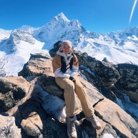 Angela menceritakan bahwa perjalannya mendaki Gunung Everest itu tidaklah mudah. Salah satunya karena faktor suhu udara yang semakin dingin saat malam hari. Perjalanan itu tidak mudah. Udara semakin tipis, malam semakin dingin, langkah semakin berat. Namun tubuhku terus melaju. Tak ada mabuk ketinggian, tak ada rasa sakit yang tak mampu kutahan, hanya rasa syukur dan takjub yang tumbuh di setiap tarikan napas, tulis Angela. Foto: Instagram/@angelagilsha