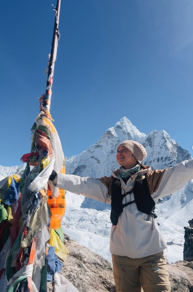 Dengan penuh rasa bangga, Angela memamerkan posenya di atas ketinggian 5.364 mdpl. Foto: Instagram/@angelagilsha