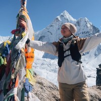 Dengan penuh rasa bangga, Angela memamerkan posenya di atas ketinggian 5.364 mdpl. Foto: Instagram/@angelagilsha