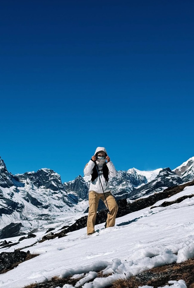 Di tengah salju dan cuaca ekstrem, artis 31 tahun itu tampak mengenakan busana tebal berlayer. Ia memadukan jaket putih dan celana panjang cargo coklat. Foto: Instagram/@angelagilsha