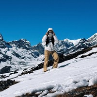 Di tengah salju dan cuaca ekstrem, artis 31 tahun itu tampak mengenakan busana tebal berlayer. Ia memadukan jaket putih dan celana panjang cargo coklat. Foto: Instagram/@angelagilsha