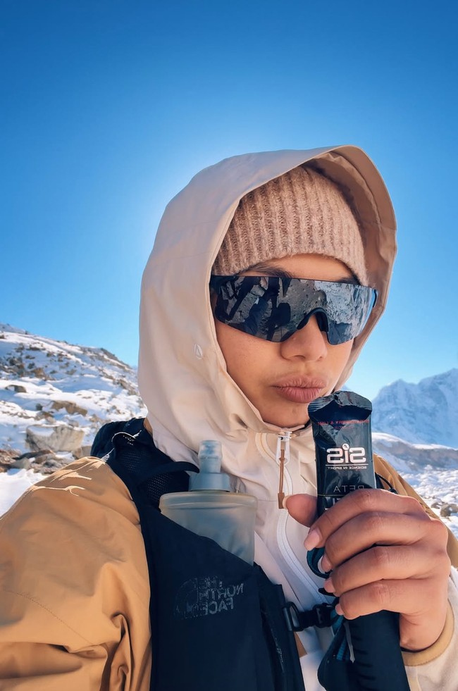 Di Instagram Story miliknya Angela juga sempat menceritakan pengalaman unik cairan softlensnya yang membeku hingga tak lagi bisa dipakai. Dan aku gabisa pake softlens hari ini karena freezing banget tangan aku beku, terus air softlensnya beku,” ujarnya. Foto: Instagram/@angelagilsha