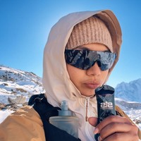 Di Instagram Story miliknya Angela juga sempat menceritakan pengalaman unik cairan softlensnya yang membeku hingga tak lagi bisa dipakai. Dan aku gabisa pake softlens hari ini karena freezing banget tangan aku beku, terus air softlensnya beku,” ujarnya. Foto: Instagram/@angelagilsha