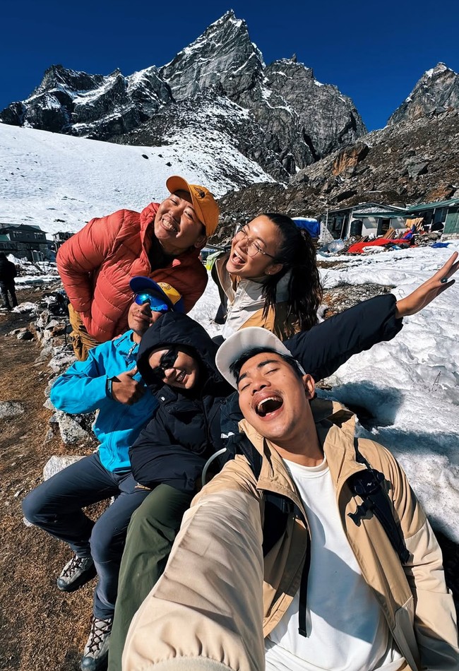 Tak sendirian, Angela diketahui mendaki bersama para sahabatnya. Ia dan rekan-rekannya itu juga sempat membuat video joget bersama di atas Gunung Everest. Foto: Instagram/@angelagilsha
