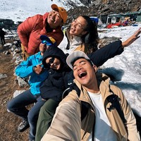 Tak sendirian, Angela diketahui mendaki bersama para sahabatnya. Ia dan rekan-rekannya itu juga sempat membuat video joget bersama di atas Gunung Everest. Foto: Instagram/@angelagilsha
