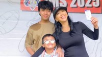 Meski begitu, Asri Welas enggan mengarahkan ketiga anaknya mengikuti jejak kariernya. Gak diarahin. Aku jadi gini juga gak diarahin, maksudnya menjadi diriku sendiri saja, tuturnya. (Foto: dok Instagram asri_welas)