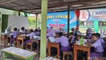 Potret Puluhan Siswa SD Jombang Belajar di Parkiran Akibat Ruang Kelas Rusak