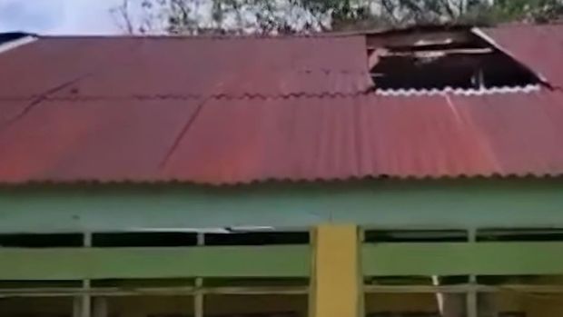 Atap dan plafon SDN 156 Kalukubodo di Kabupaten Bulukumba ambruk. Atap dan plafon SDN 156 Kalukubodo di Kabupaten Bulukumba ambruk.