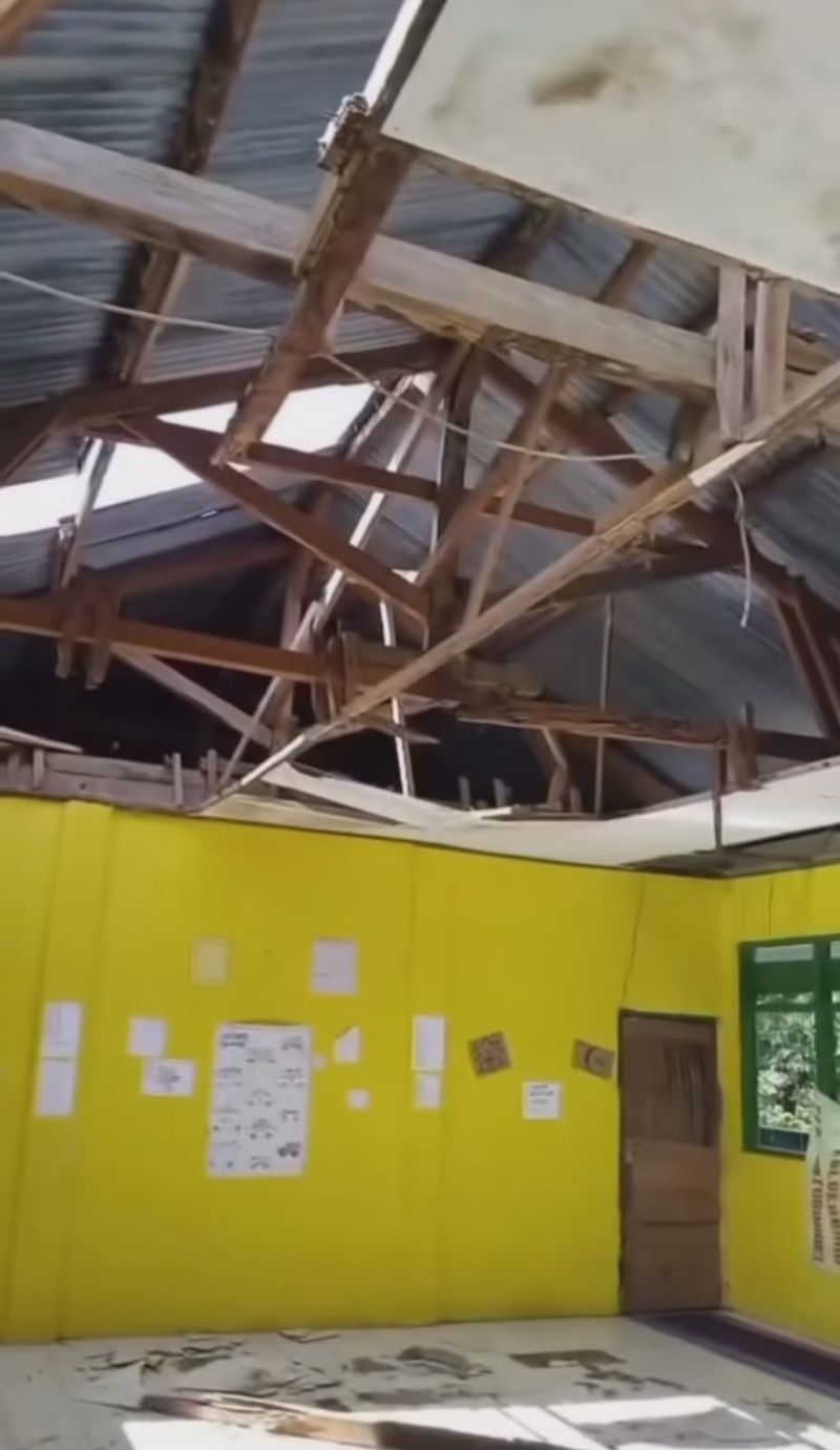 Atap dan plafon SDN 156 Kalukubodo di Kabupaten Bulukumba ambruk. Atap dan plafon SDN 156 Kalukubodo di Kabupaten Bulukumba ambruk.