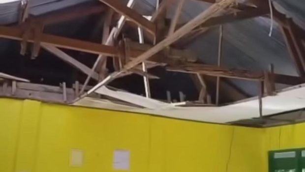 Atap dan plafon SDN 156 Kalukubodo di Kabupaten Bulukumba ambruk.