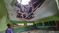 Atap ruang kelas mereka yang rusak dan lapuk, dikhawatirkan setiap saat ambruk. Kegiatan belajar mengajar pun dipindahkan ke lokasi aman.