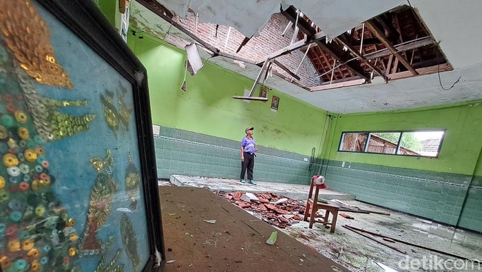 Atap rusak puluhan siswa SD di Jombang belajar di parkiran