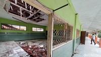 Kepala Sekolah SDN Plosogenuk 1, Lusi Dian Winari mengatakan, gedung sekolah ini terakhir kali direhabilitasi tahun 2005 atau sekitar 20 tahun lalu. Meskipun atap ruang kelas 3, 4 dan 5 belum ambruk, pihaknya merasa harus merelokasi KBM para siswa ke tempat aman.