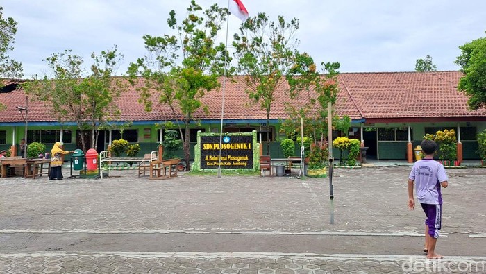 Atap rusak puluhan siswa SD di Jombang belajar di parkiran
