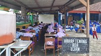 Sedangkan KBM 30 siswa kelas 5 di tempat parkir sepeda siswa mulai hari ini. Dua tempat parkir tersebut di sebelah kiri dan kanan gerbang sekolah.