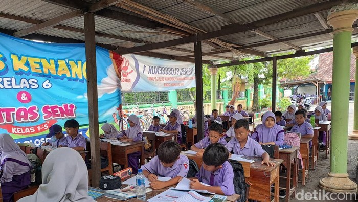 Atap rusak puluhan siswa SD di Jombang belajar di parkiran