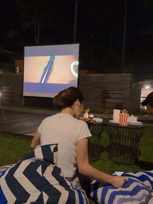 Ayu Ting Ting movie time bareng seseorang.