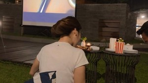 Gak cuma layar dan beanbag sebagai alas duduk, ada juga pizza sebagai hidangan malam itu menemani Ayu Ting Ting nonton. Foto: Instagram Ayu Ting Ting