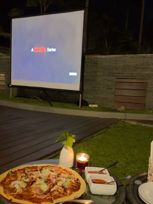 Ayu Ting Ting movie time bareng seseorang.