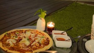 Tapi ada Ayu Ting Ting kayaknya gak sendirian, ada sosok cowok di sebelah kanannya. Foto: Instagram Ayu Ting Ting