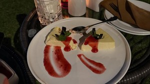 Kalau dilihat dari hidangannya sih cukup romantis, bikin makin penasaran. Foto: Instagram Ayu Ting Ting