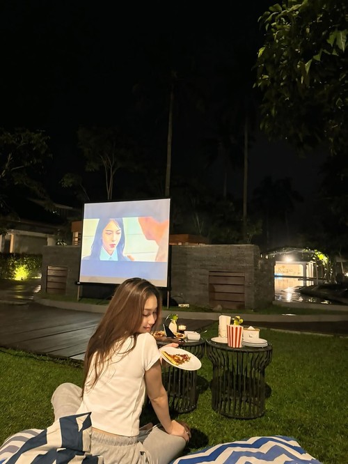 Ayu Ting Ting movie time bareng seseorang.