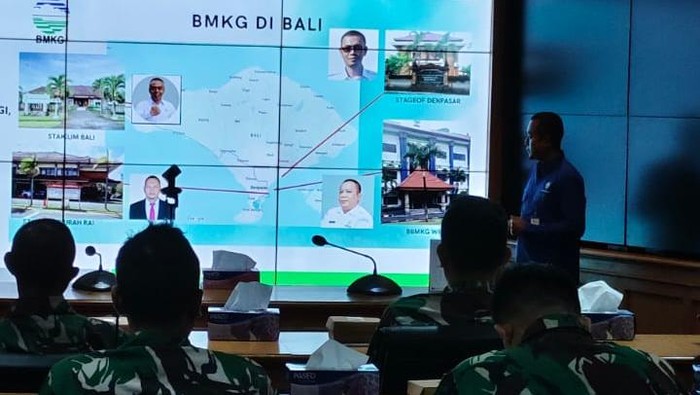 Balai BMKG Denpasar saat mendatangi Kodam IX/Udayana untuk memasang alat pendeteksi dini bencana gempa-tsunami, Jumat (14/11/2025). (Dok. Balai BMKG Denpasar)