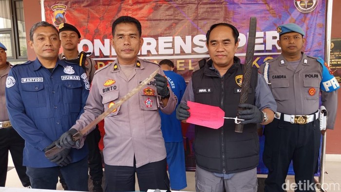 Barang bukti sajam jenis pedang yang dibawa dan diayun-ayunkan pelaku di Jalan Raya Kota Magelang dalam konferensi pers, Jumat (14/11/2025).