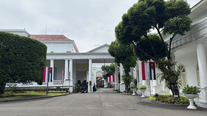 Bendera Yordania hiasi Istana jelang kedatangan Raja Abdullah II (Firda/detikcom)